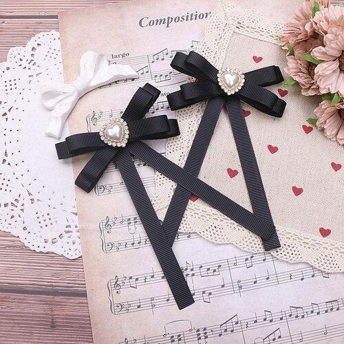 "Achetez des barrettes pour cheveux en forme de cœur avec strass chez AOMshop" A pair of black