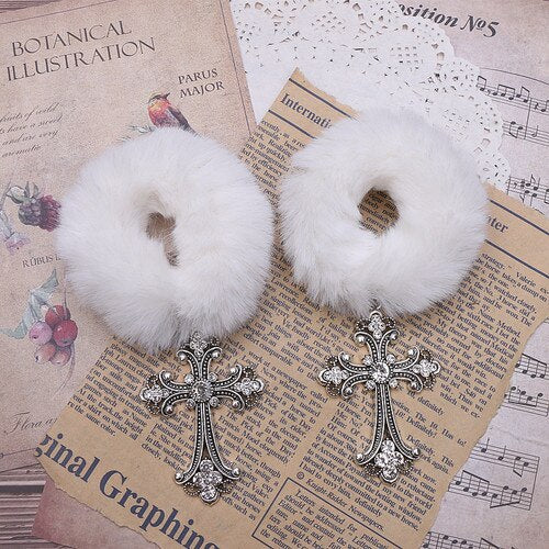 "Achetez des élastiques pour cheveux en fourrure avec strass chez AOMshop" White handmade pair