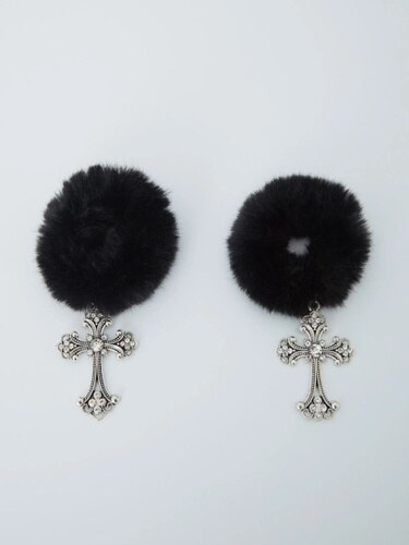 "Achetez des élastiques pour cheveux en fourrure avec strass chez AOMshop" A pair of black