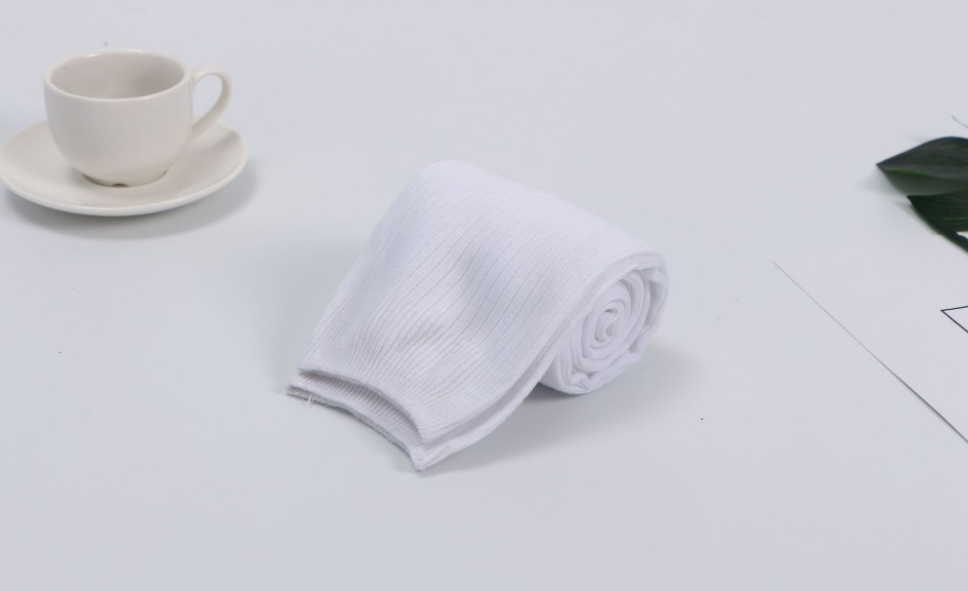 Achetez les meilleurs chaussettes longues en coton pour femme | AOMshop Off white