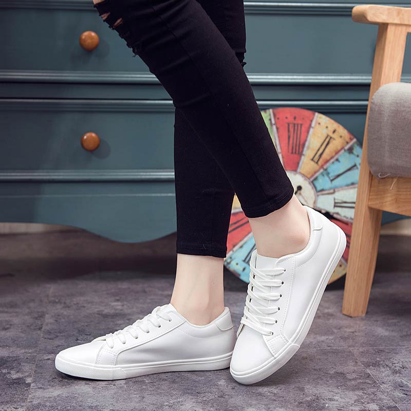 "Achetez les nouveaux sneakers blancs pour femmes en PU et toile - AOMshop"