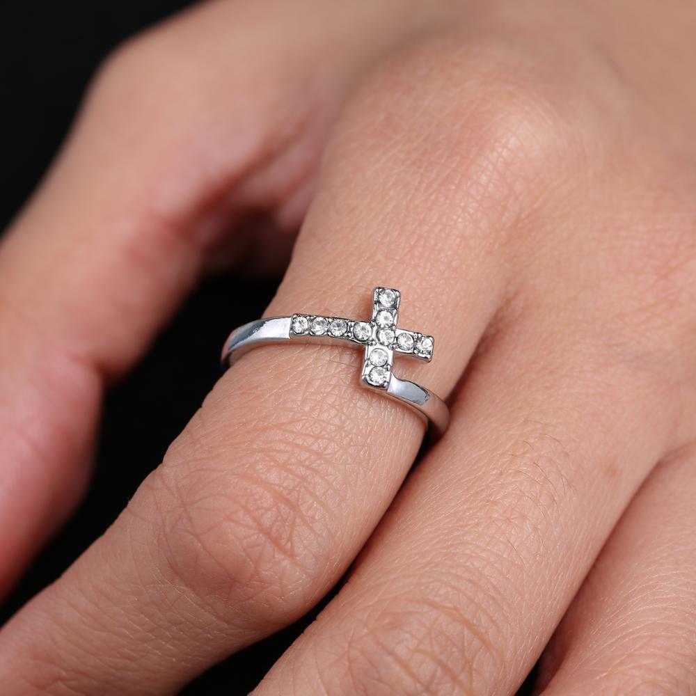 "Anneau Simple & Élégant avec Strass pour une touche de mode"
