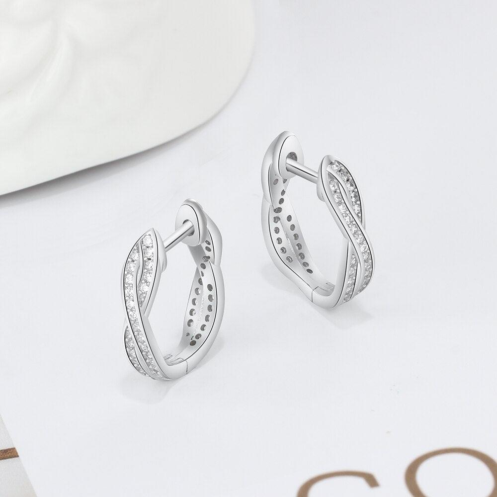 Boucles d'oreilles pour femmes classiques à anneaux torsadés avec zircons cubiques