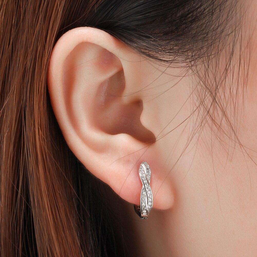 Boucles d'oreilles pour femmes classiques à anneaux torsadés avec zircons cubiques