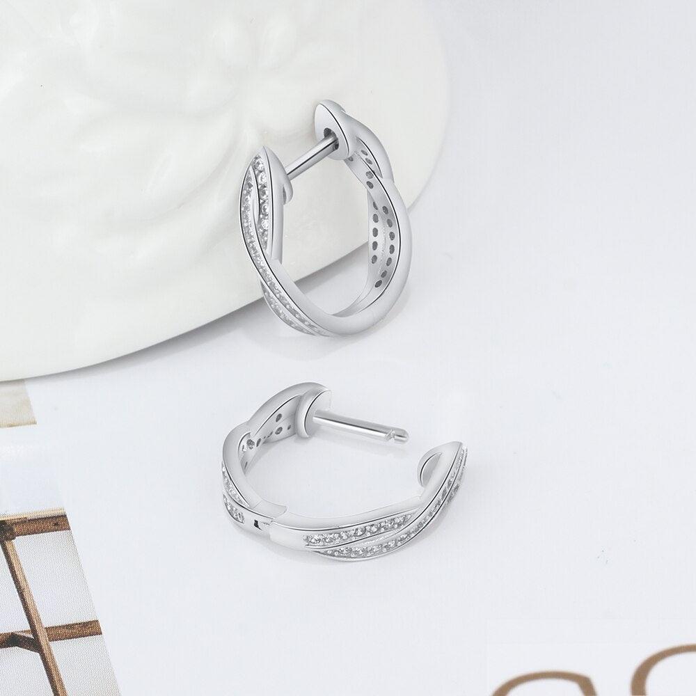 Boucles d'oreilles pour femmes classiques à anneaux torsadés avec zircons cubiques