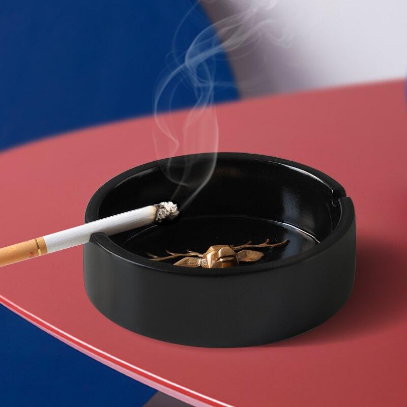 Cendrier Portable en Résine Tête de Cerf - Accessoire Déco pour Maison, Bureau et Extérieur