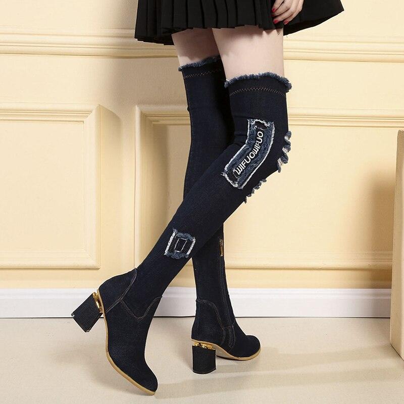 "Chaussures femme : bottes en denim à talons hauts et bout pointu"