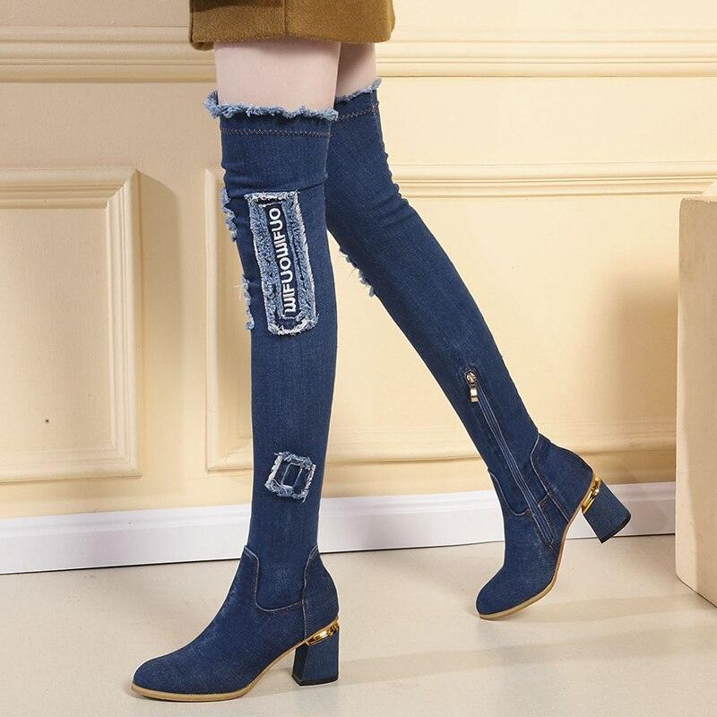 "Chaussures femme : bottes en denim à talons hauts et bout pointu"