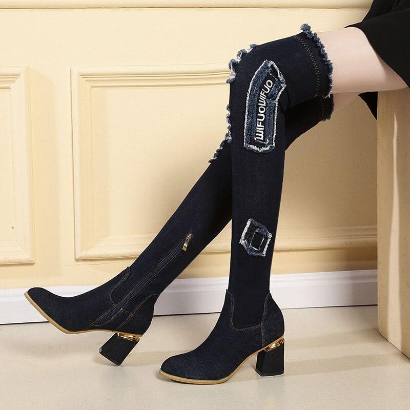 "Chaussures femme : bottes en denim à talons hauts et bout pointu"