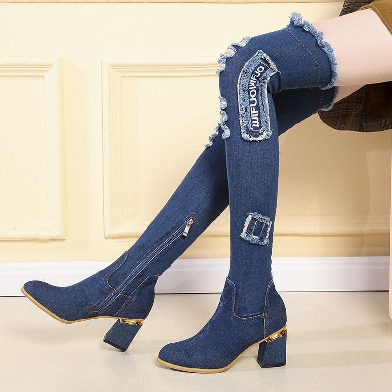 "Chaussures femme : bottes en denim à talons hauts et bout pointu"