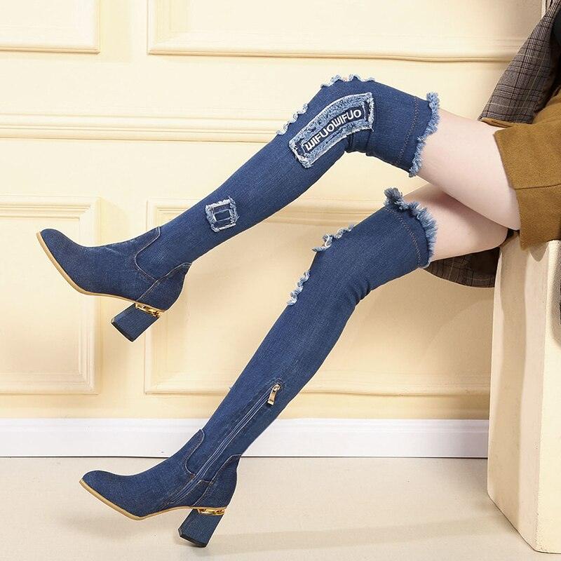 "Chaussures femme : bottes en denim à talons hauts et bout pointu"