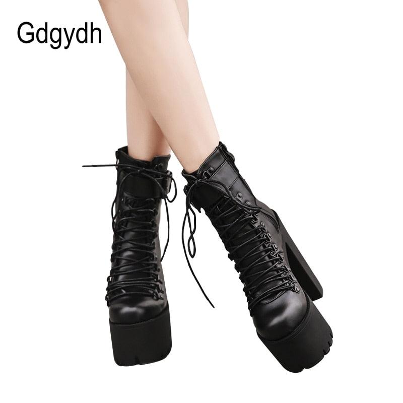 "Chaussures moto femme : bottines en cuir avec talons hauts et boucles métalliques"