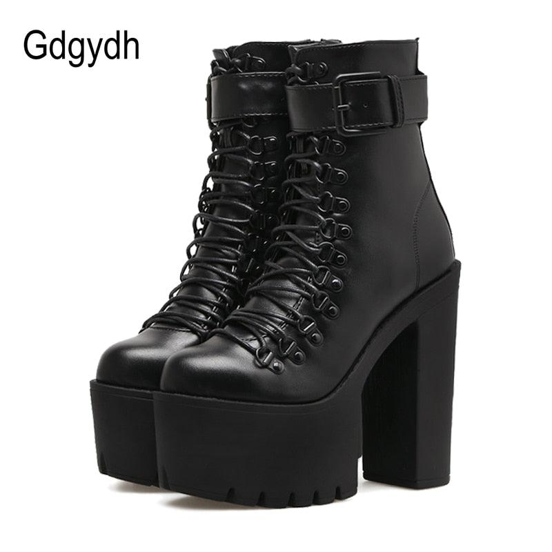 "Chaussures moto femme : bottines en cuir avec talons hauts et boucles métalliques"