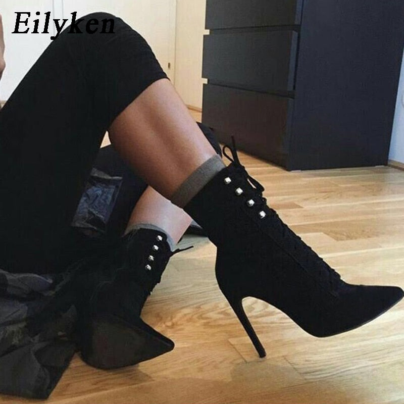 "Chaussures pour Femmes Automne-Hiver 2023: Bottines à Bout Pointu avec Lacets Croisés et Fermeture Éclair - AOMshop"