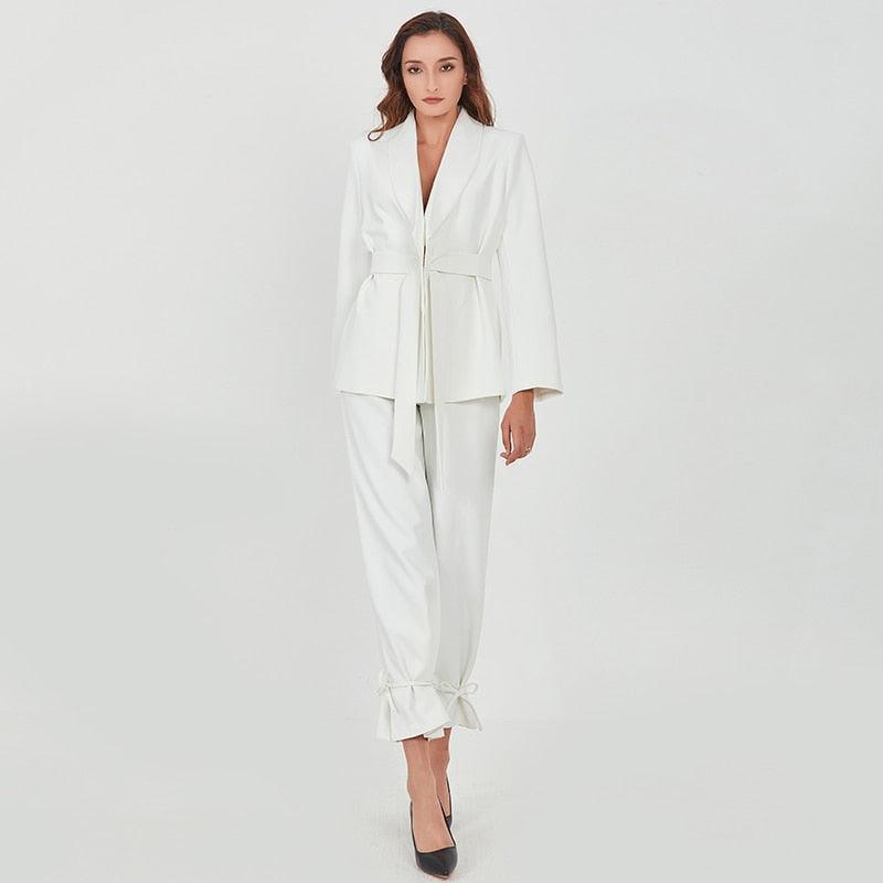 "Ensemble pour femmes : blazer à col en V et pantalon taille haute ajustable" white