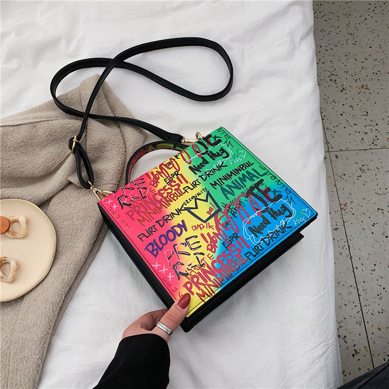 Achetez un sac à bandoulière Graffiti de qualité sur AOMshop