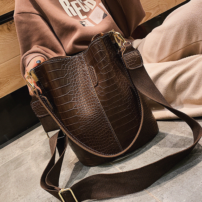"Handbag, Shoulder Bag et Bucket Bag - Les modèles les plus tendance | AOMshop"