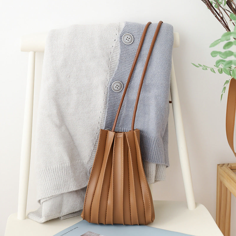 Achetez le sac à bandoulière plissé japonais sur AOMshop Brown