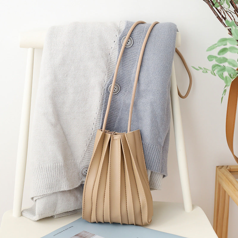 Achetez le sac à bandoulière plissé japonais sur AOMshop Apricot