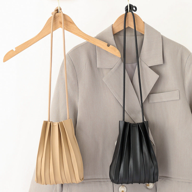 Achetez le sac à bandoulière plissé japonais sur AOMshop