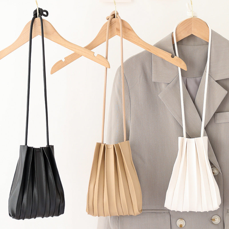 Achetez le sac à bandoulière plissé japonais sur AOMshop