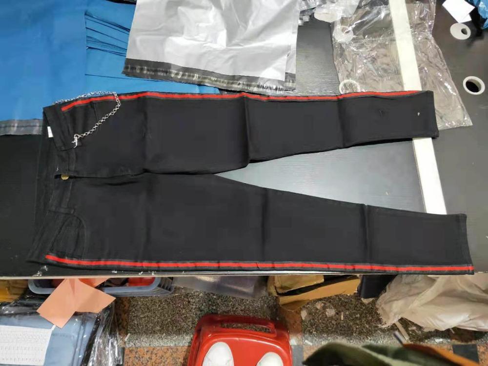 "Jeans pour homme peints et déchirés : tendance et confortables"