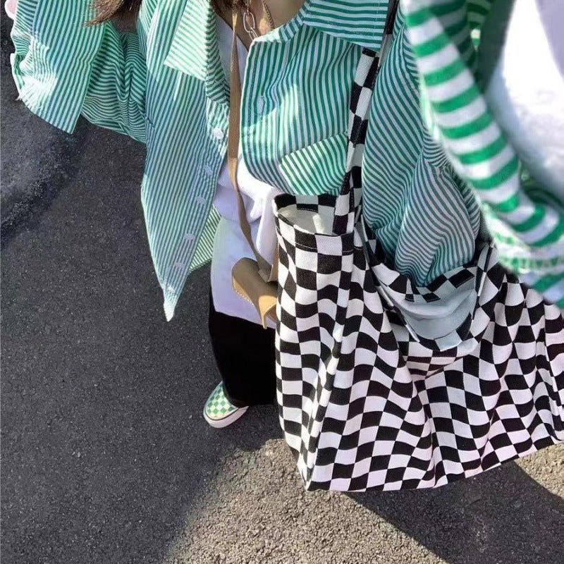 "Sac épaule motif checkerboard coréen AOMshop - tendance et pratique"