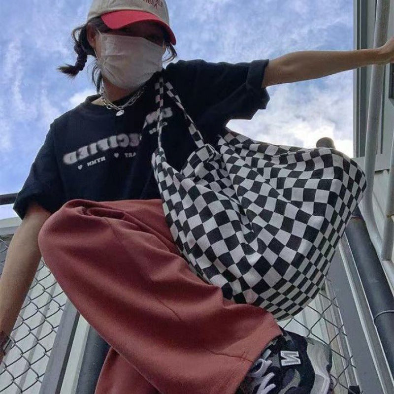 "Sac épaule motif checkerboard coréen AOMshop - tendance et pratique"