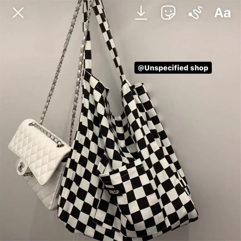 "Sac épaule motif checkerboard coréen AOMshop - tendance et pratique"