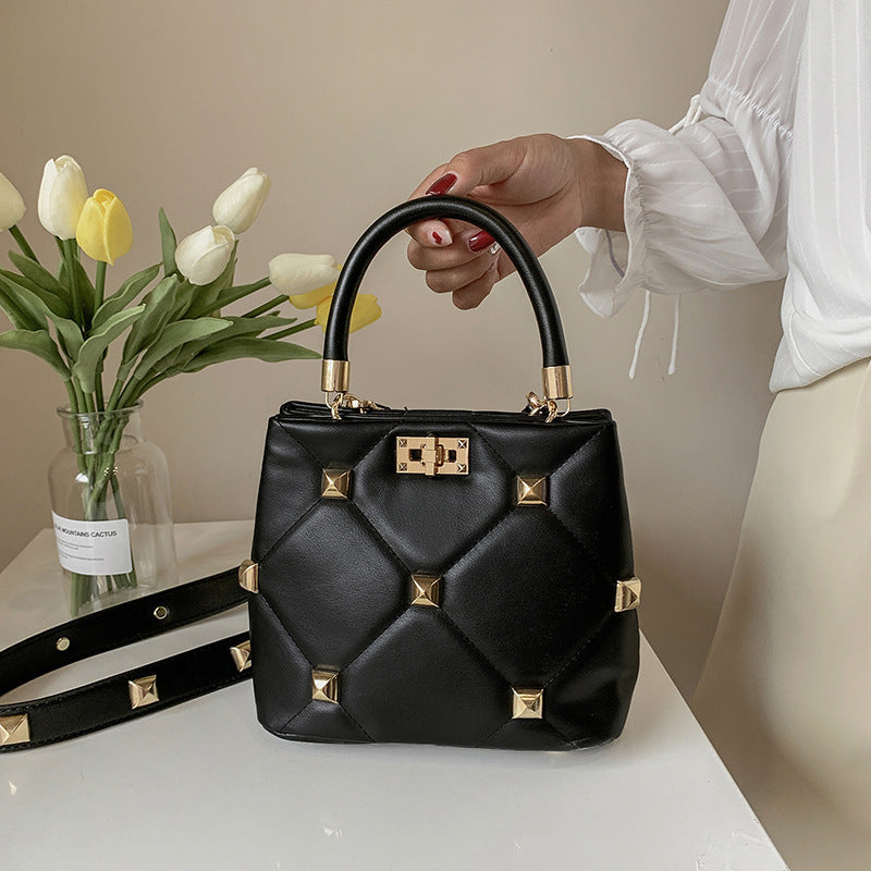 "Sac carré en bandoulière à motif losange riveté AOMshop - petit et pratique"