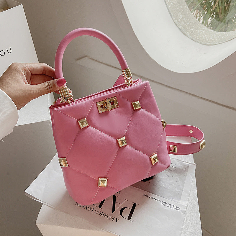"Sac carré en bandoulière à motif losange riveté AOMshop - petit et pratique"