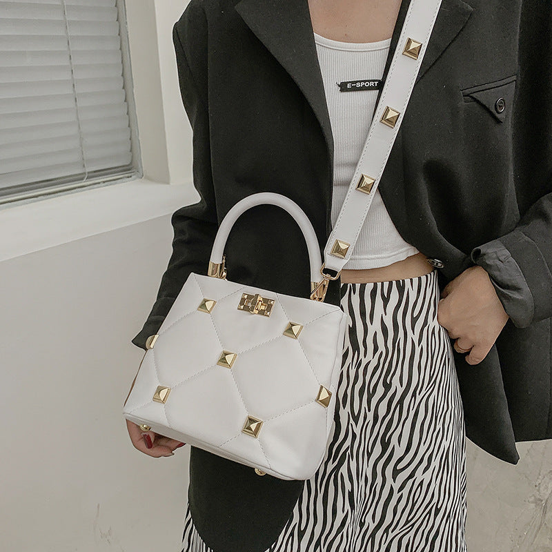 "Sac carré en bandoulière à motif losange riveté AOMshop - petit et pratique"