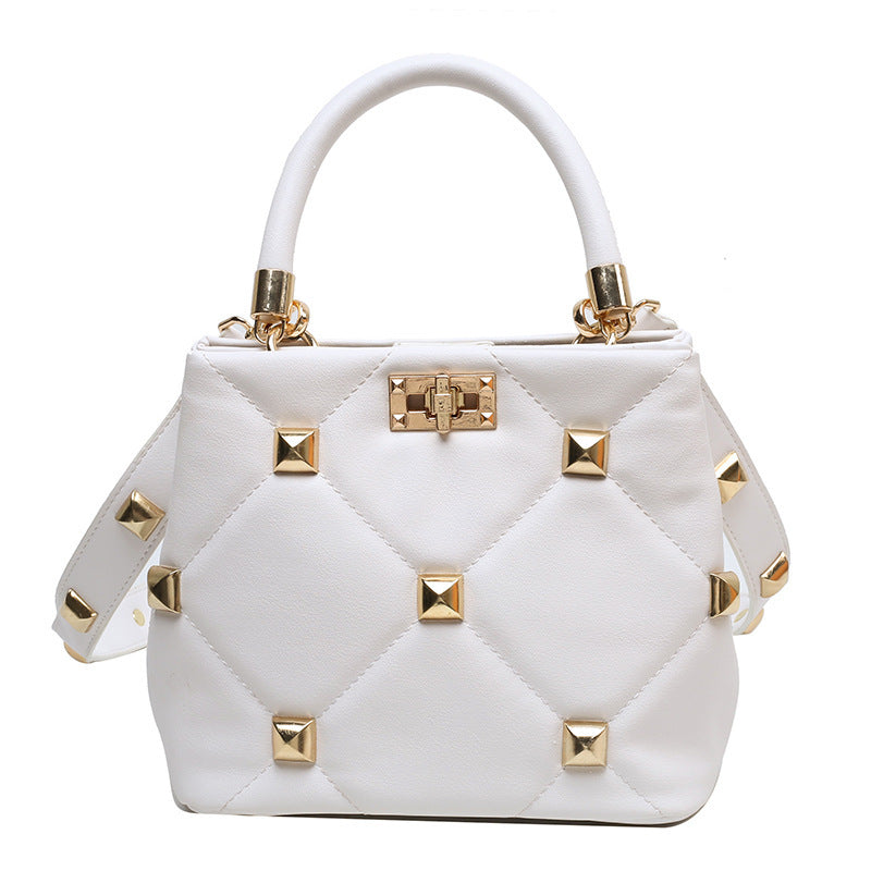 "Sac carré en bandoulière à motif losange riveté AOMshop - petit et pratique"