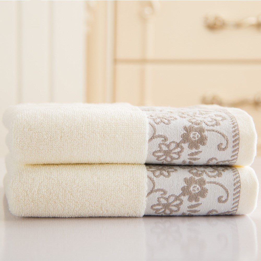 Les serviettes en coton absorbant Wisteria Flower 32 plis Jacquard chez AOMshop Creamy white 34x73 1pc