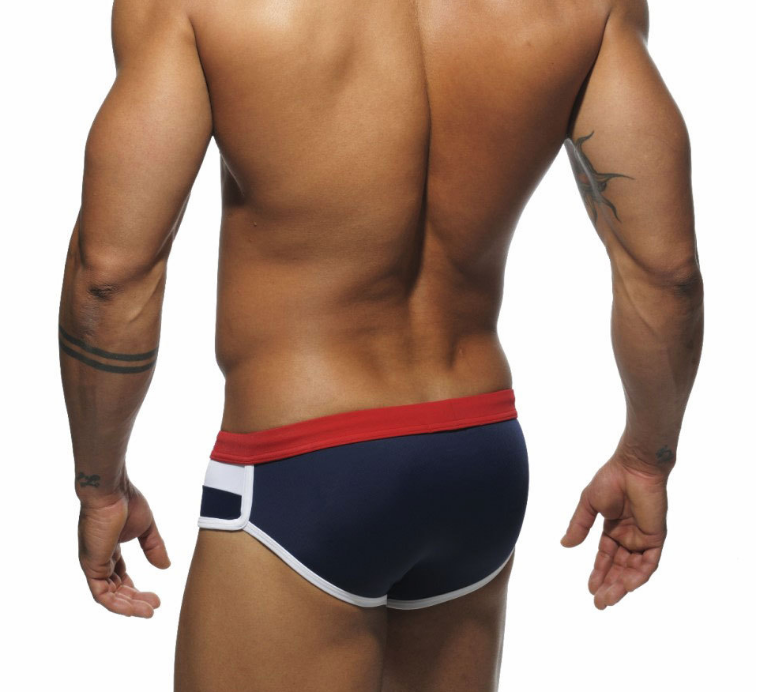"Look stylé pour la natation avec des shorts de bain - AOMshop"