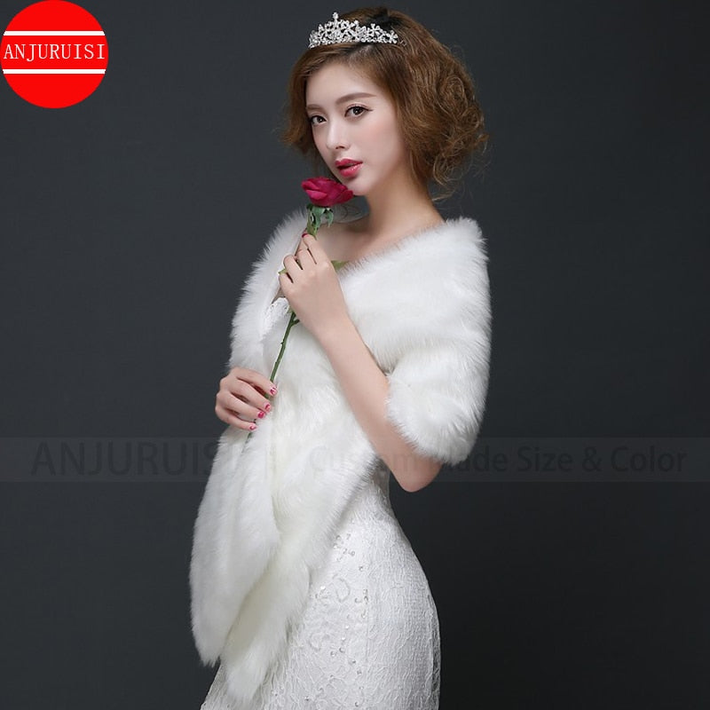Manteau en fausse fourrure pour mariage | AOMshop