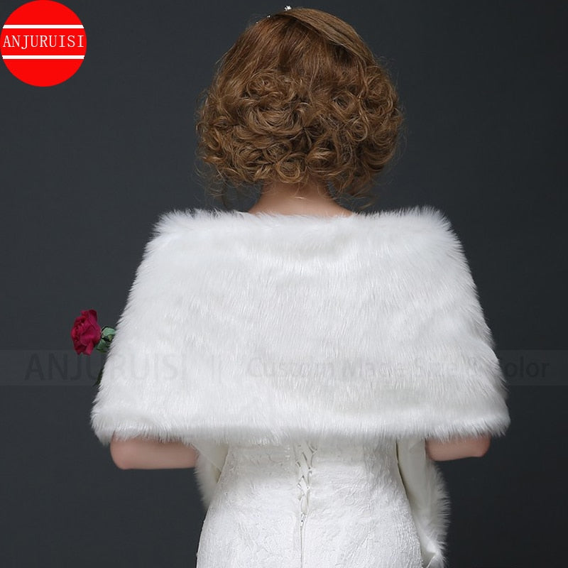 Manteau en fausse fourrure pour mariage | AOMshop