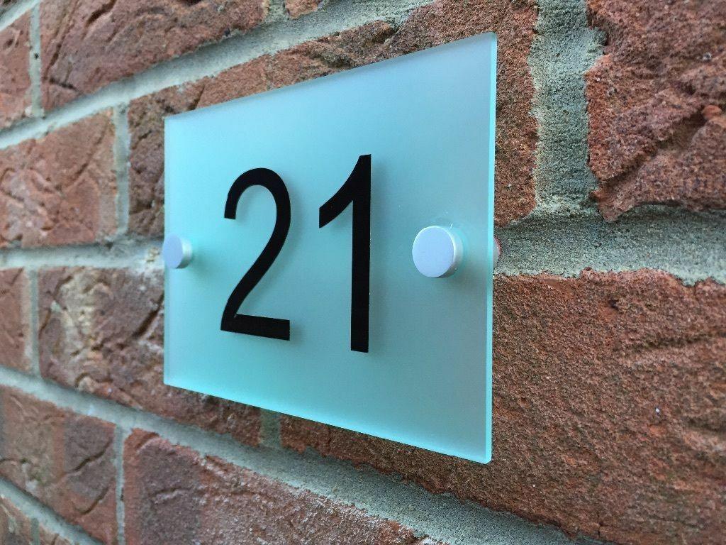 Personnalisez votre plaque de maison moderne en acrylique effet verre givré