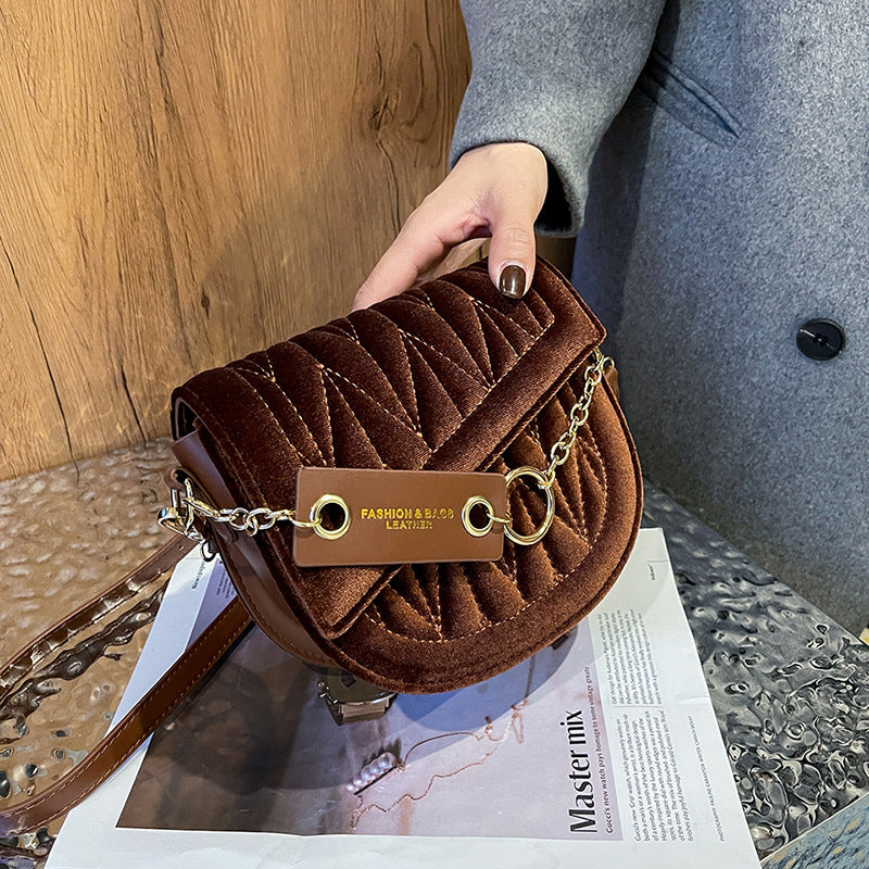 Achetez le sac Saddle Pleated Small Fragrance Style Diamond Ins One Shoulder Messenger Bag sur AOMshop Brown