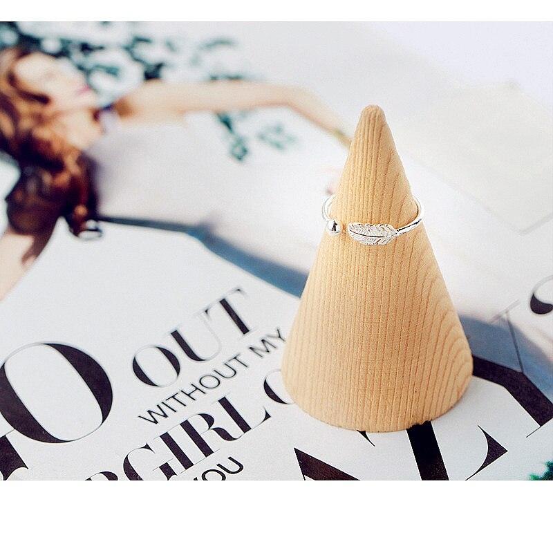 bague de haute qualité est ornée d'une plume délicate