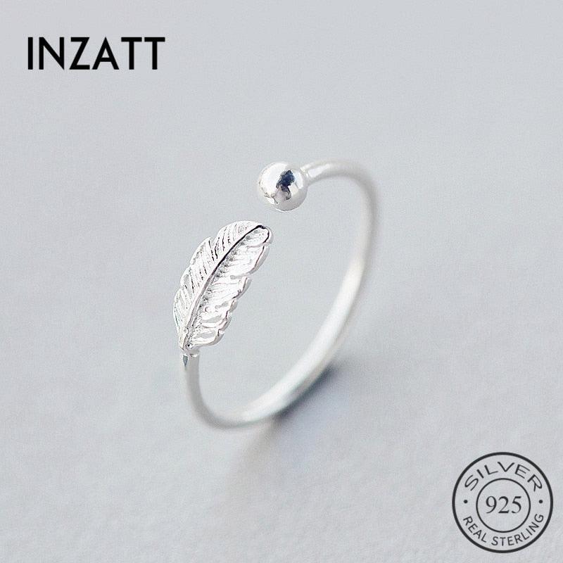 bague de haute qualité est ornée d'une plume délicate