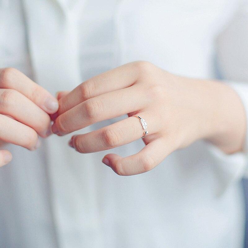 bague de haute qualité est ornée d'une plume délicate