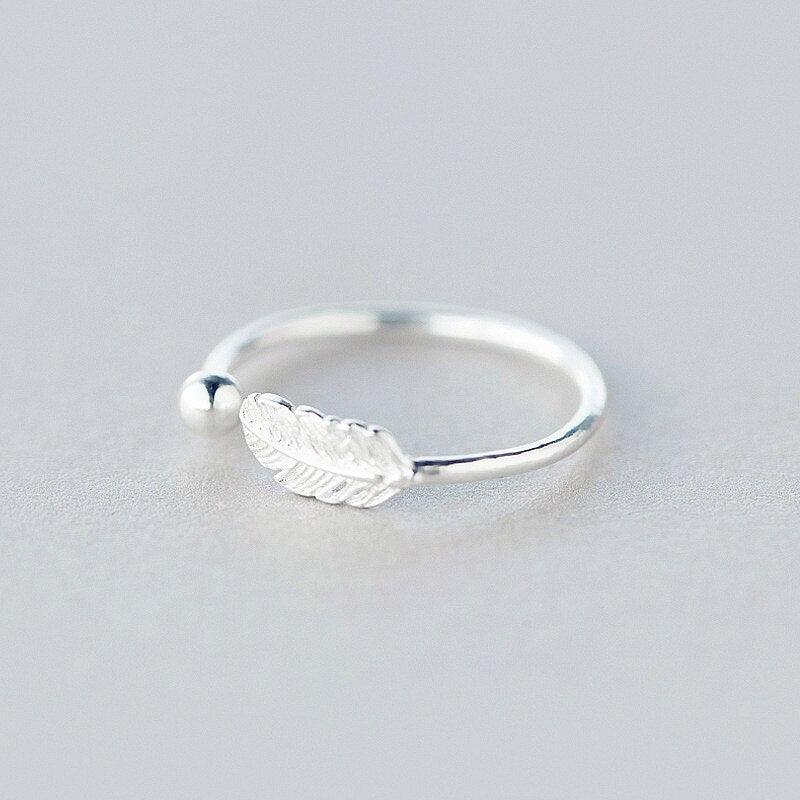 bague de haute qualité est ornée d'une plume délicate