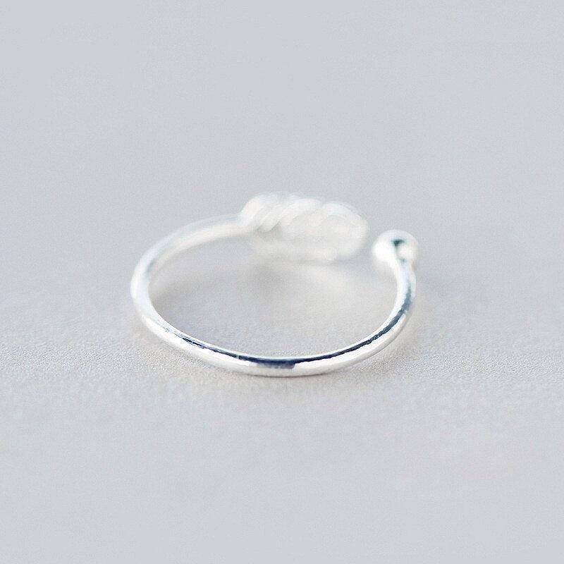 bague de haute qualité est ornée d'une plume délicate