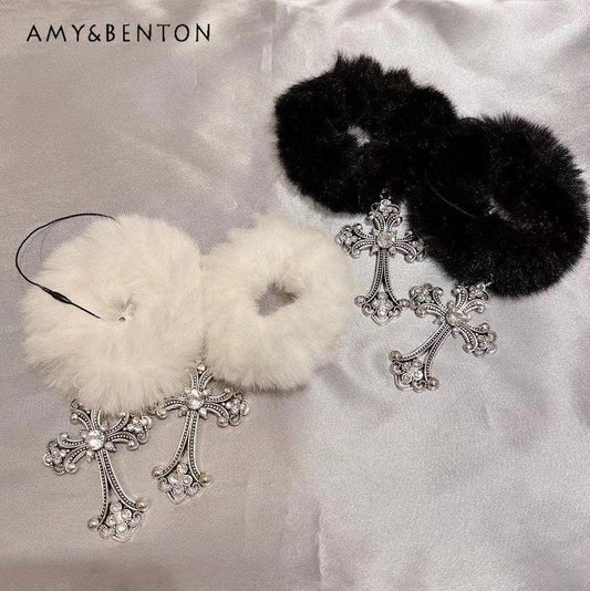 "Achetez des élastiques pour cheveux en fourrure avec strass chez AOMshop"