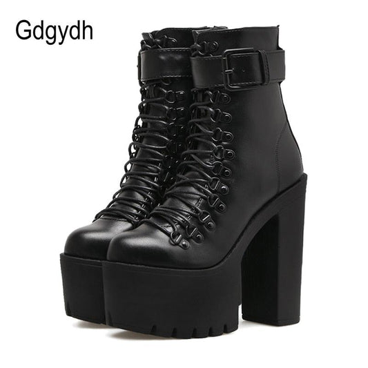 "Chaussures moto femme : bottines en cuir avec talons hauts et boucles métalliques"