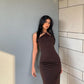 "Robe d'été midi sexy à bretelles pour femmes avec dos décolleté et détails ruchés"