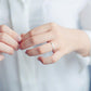 bague de haute qualité est ornée d'une plume délicate
